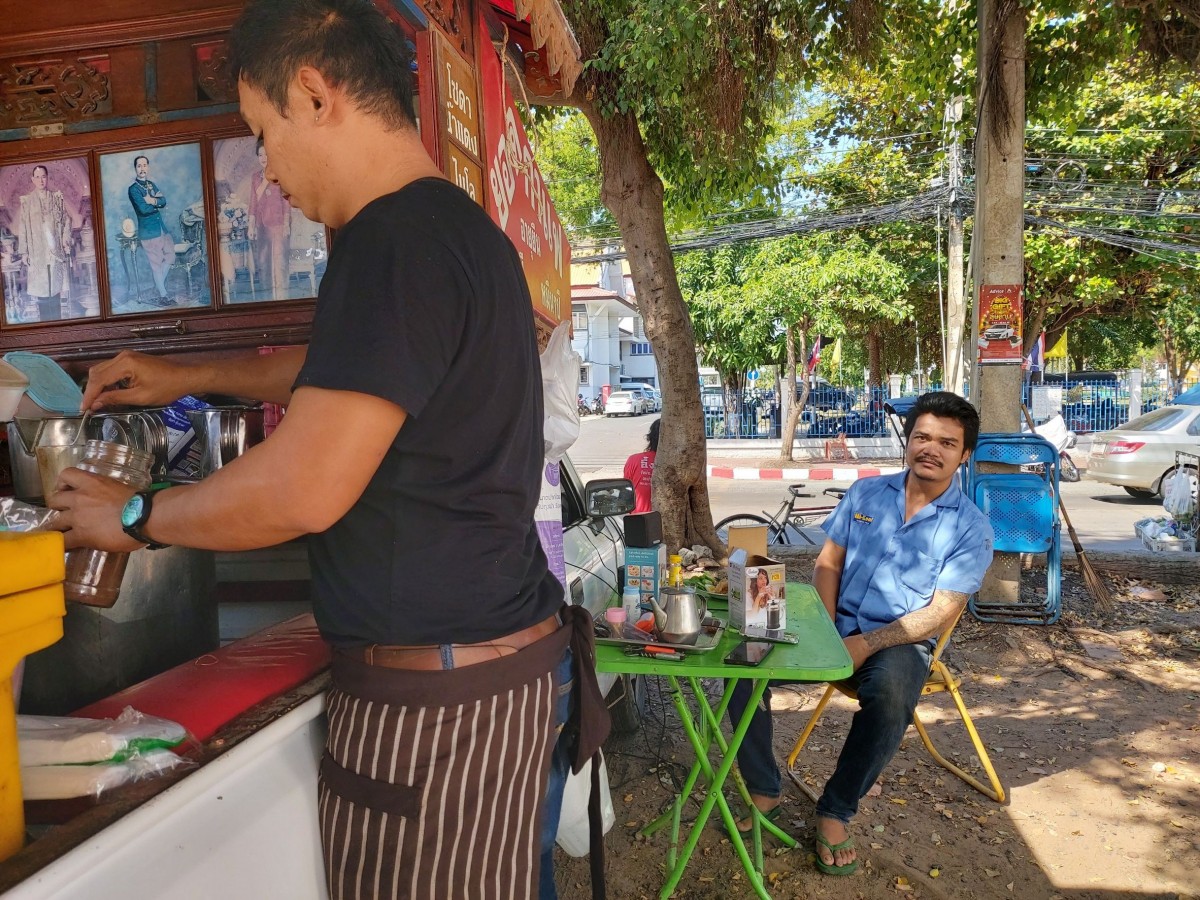 "ยอดกาแฟอายุยืน" ร้านกาแฟโบราณแนวใหม่ใช้ครกหินบดเมล็ดก่อนชง