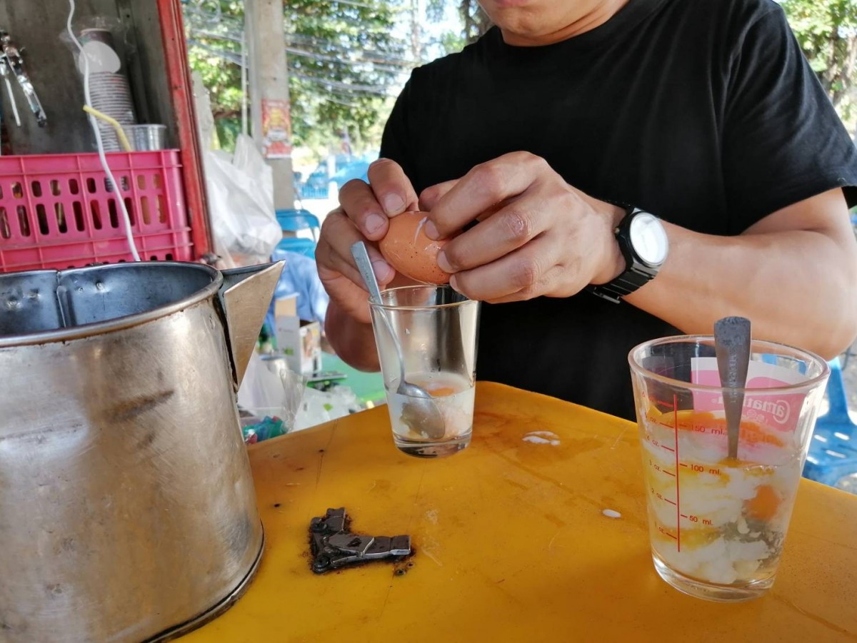 "ยอดกาแฟอายุยืน" ร้านกาแฟโบราณแนวใหม่ใช้ครกหินบดเมล็ดก่อนชง