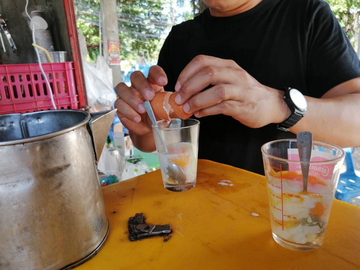 "ยอดกาแฟอายุยืน" ร้านกาแฟโบราณแนวใหม่ใช้ครกหินบดเมล็ดก่อนชง