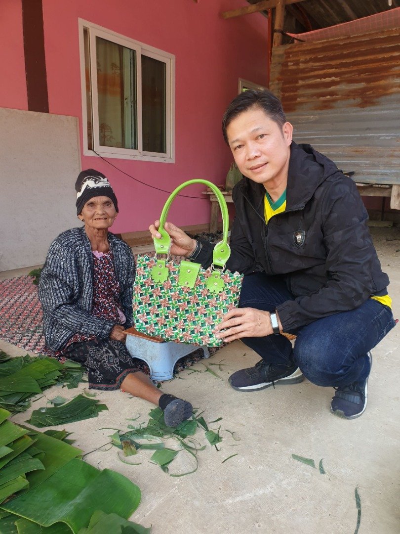 สุดยอดคุณยายนักรีไซเคิล นำซองกาแฟมาถักเป็นเสื่อขายสร้างรายได้เสริม