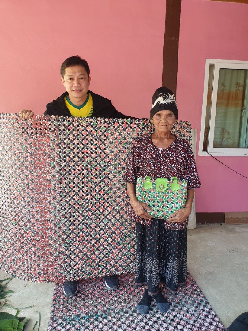 สุดยอดคุณยายนักรีไซเคิล นำซองกาแฟมาถักเป็นเสื่อขายสร้างรายได้เสริม