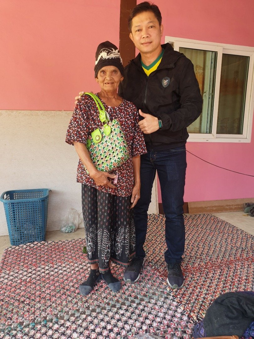 สุดยอดคุณยายนักรีไซเคิล นำซองกาแฟมาถักเป็นเสื่อขายสร้างรายได้เสริม