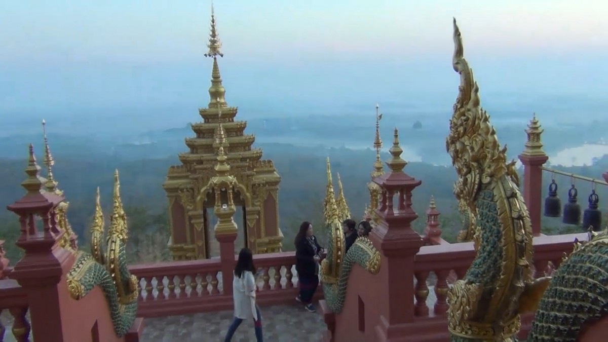 ชมแสงแรก สัมผัสลมหนาว ชื่นชมทะเลหมอก ที่วัดดอยพระฌาณ