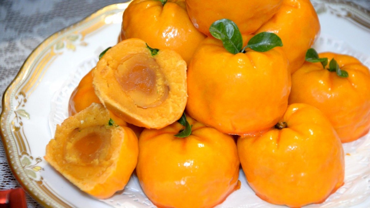 ลองชิม ส้มมงคลทำจากขนมเปี๊ยะไส้ไข่เค็ม รสชาติเหมือนส้มเป๊ะ