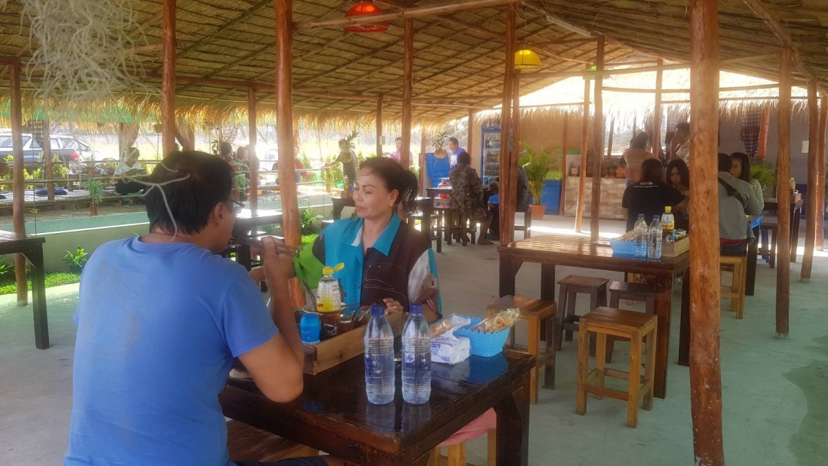 ร้านก๋วยเตี๋ยวบรรยากาศชายทุ่ง ก๋วยเตี๋ยวเรือกะลาและต้มยำหม้อดิน