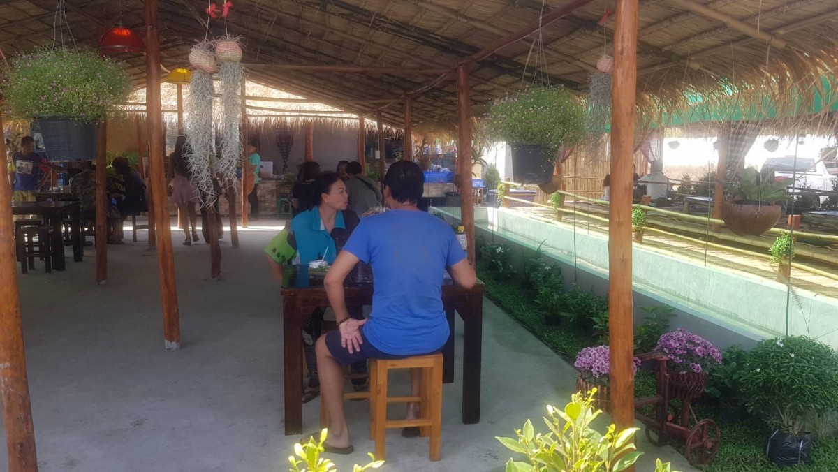 ร้านก๋วยเตี๋ยวบรรยากาศชายทุ่ง ก๋วยเตี๋ยวเรือกะลาและต้มยำหม้อดิน