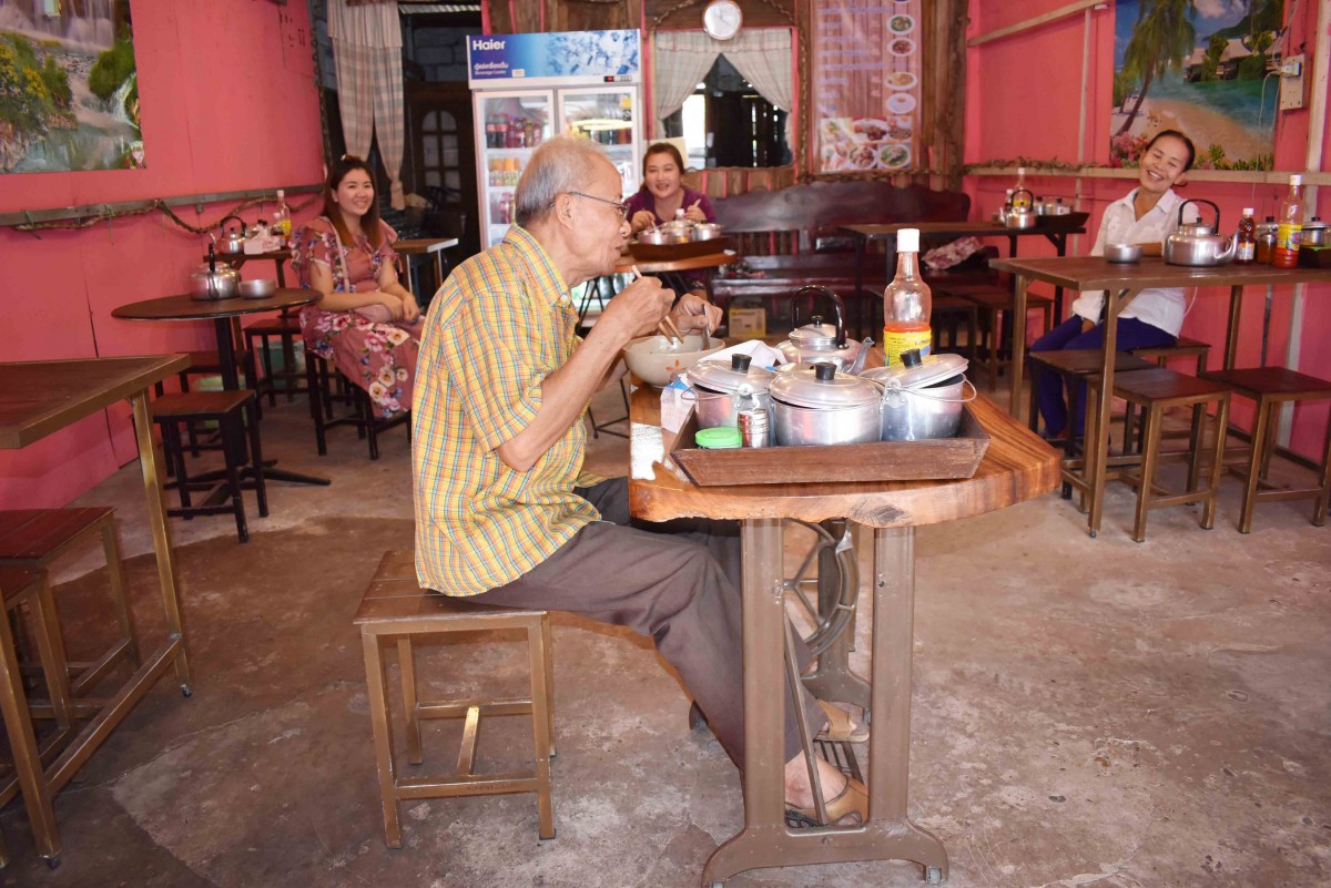 เตี๋ยวแซ่บเพิ้ง ร้านก๋วยเตี๋ยวภูไทสูตรโบราณ