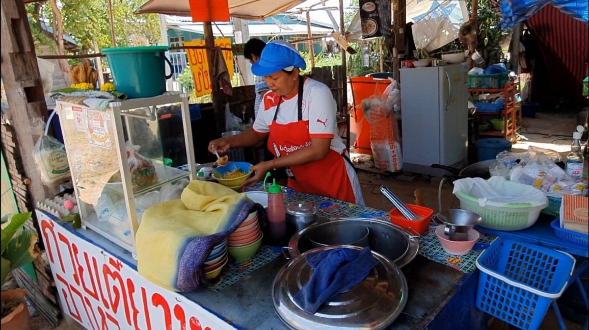 ชวนชิม "ก๋วยเตี๋ยวขี้วัวสูตรเด็ด" รสขมกลมกล่อมถูกปากคนอีสานลูกค้าแน่น