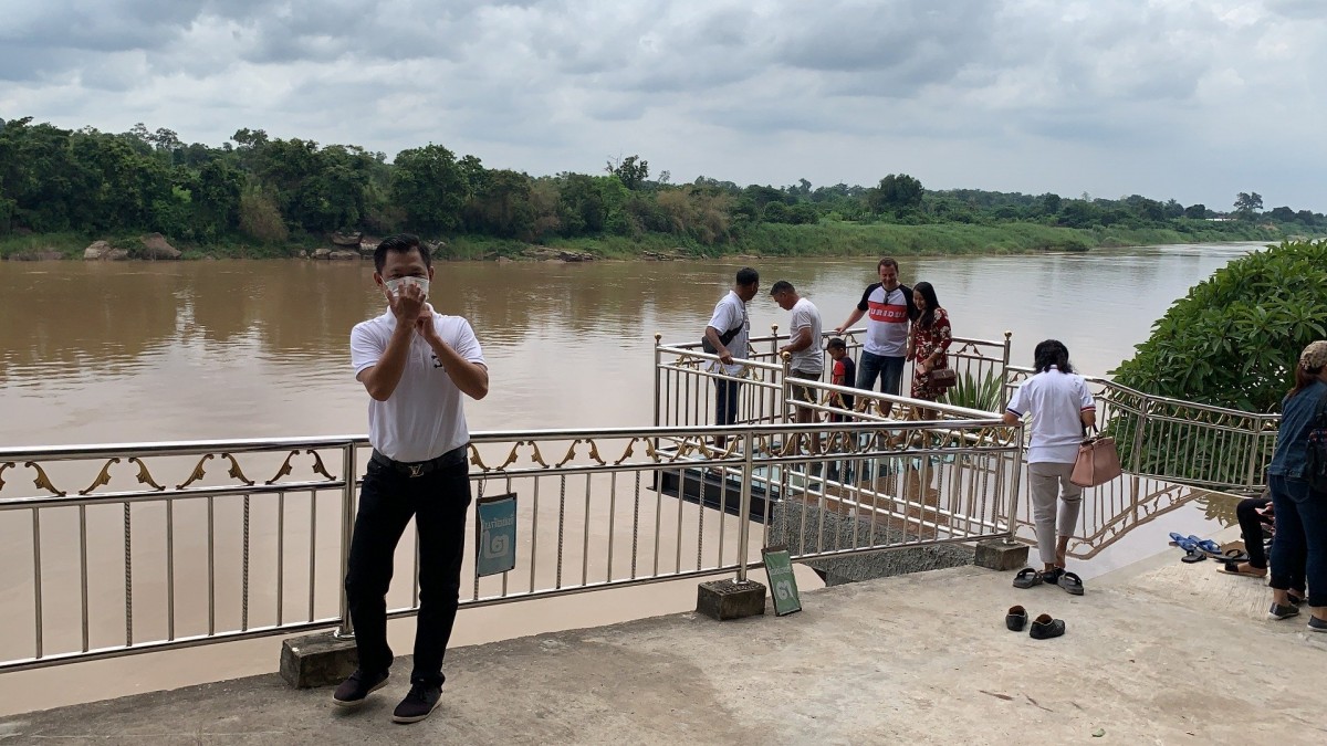 เที่ยวสกายวอล์ค ไหว้พระทำบุญที่วัดหินหมากเป้ง