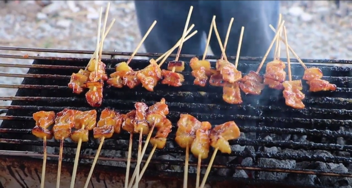 ชี้เป้าถูกและอร่อย หมูปิ้งโบราณทรงเครื่องไม้ละ 1 บาท