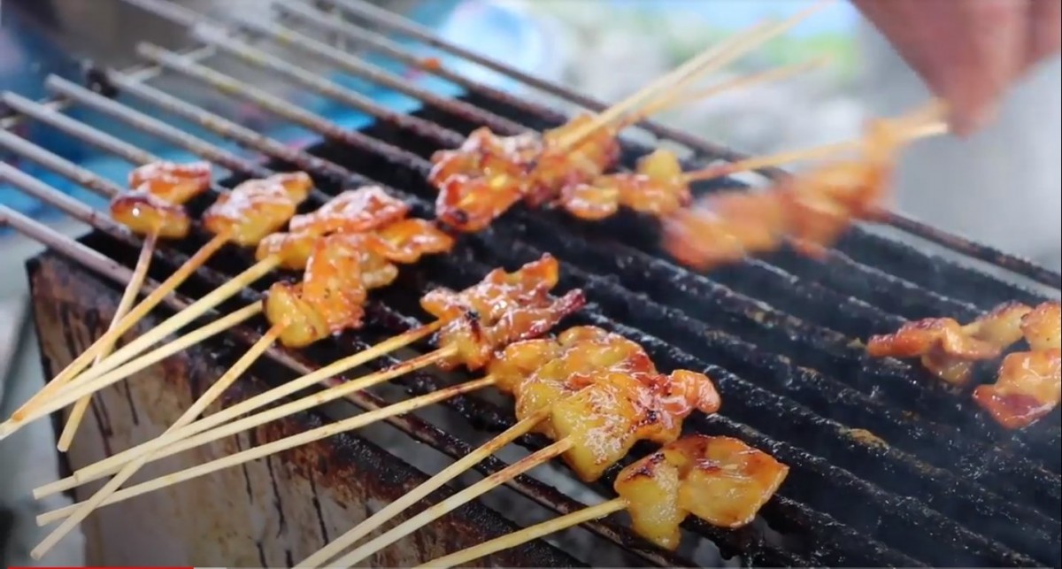 ชี้เป้าถูกและอร่อย หมูปิ้งโบราณทรงเครื่องไม้ละ 1 บาท