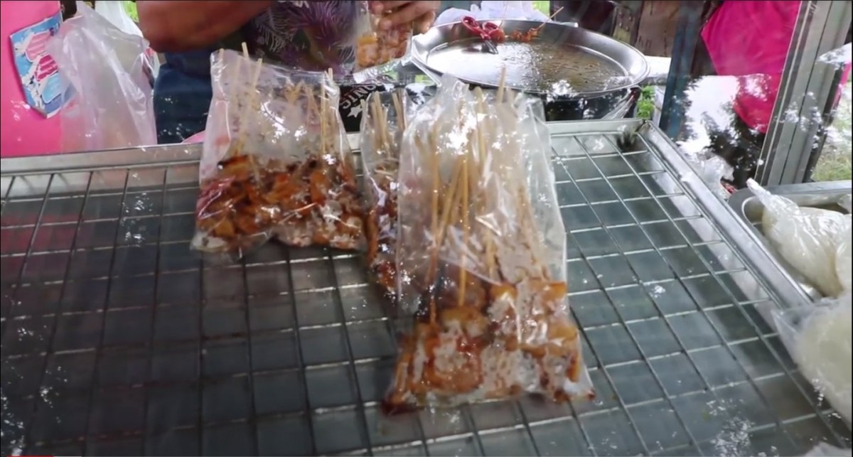 ชี้เป้าถูกและอร่อย หมูปิ้งโบราณทรงเครื่องไม้ละ 1 บาท