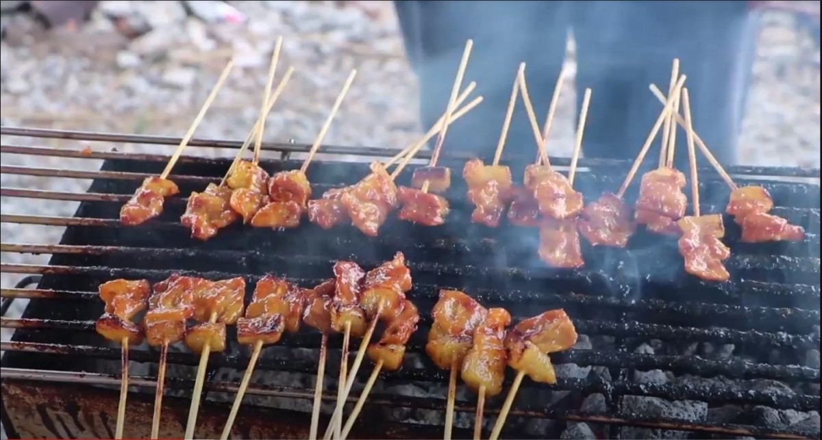 ชี้เป้าถูกและอร่อย หมูปิ้งโบราณทรงเครื่องไม้ละ 1 บาท