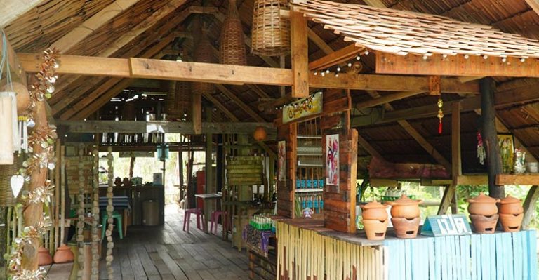 ร้านผัดไทห่อใบบัว อัตลักษณ์ที่สร้างจากธรรมชาติ