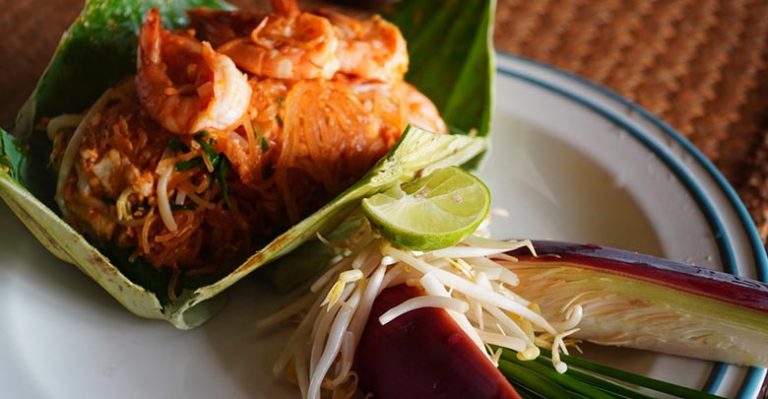 ร้านผัดไทห่อใบบัว อัตลักษณ์ที่สร้างจากธรรมชาติ