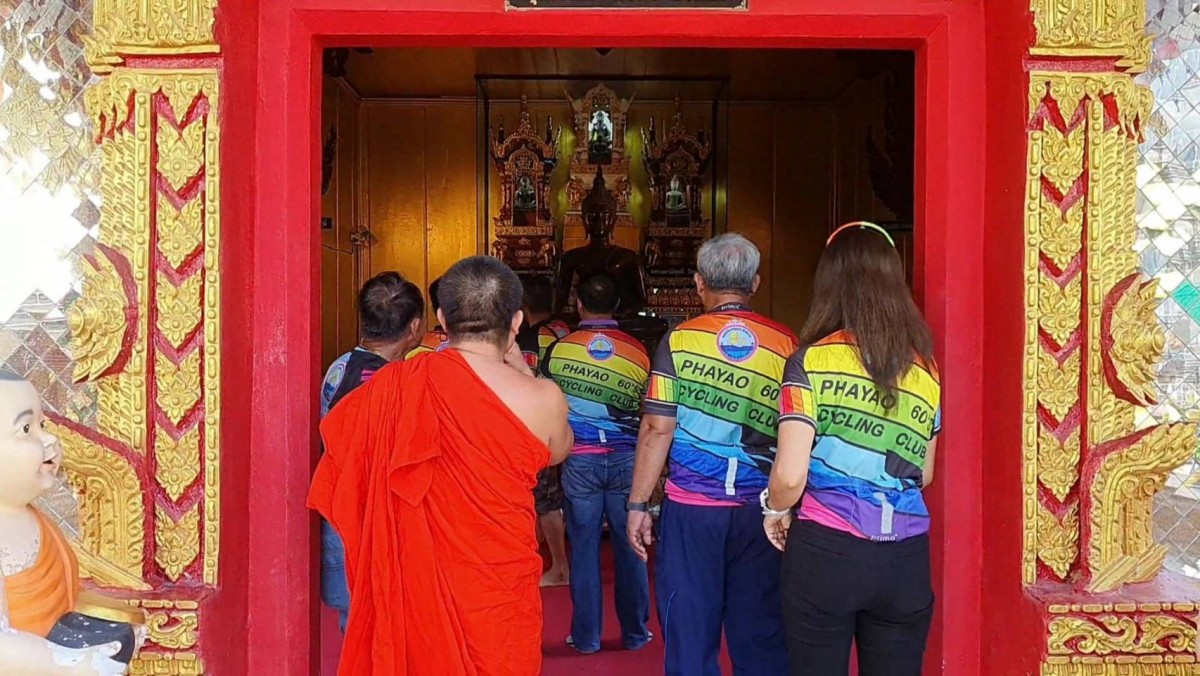 ไหว้พระขอพรพระสิงห์ อายุ กว่า500 ปี ลอดซุ้มใต้ฐานรับโชค