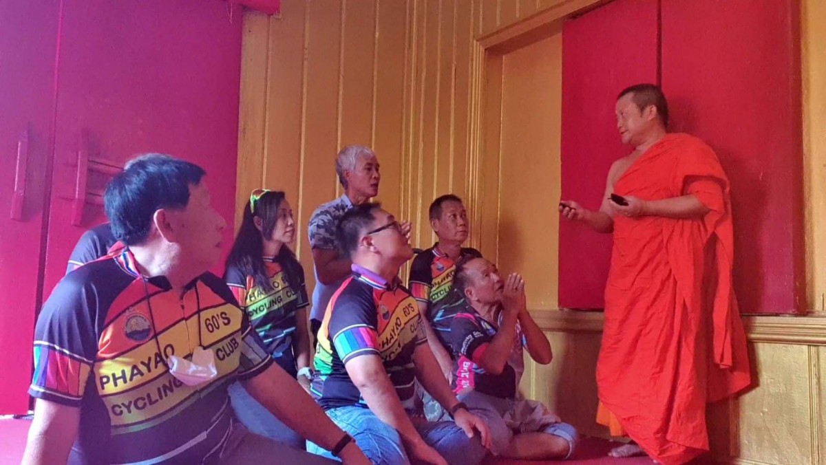 ไหว้พระขอพรพระสิงห์ อายุ กว่า500 ปี ลอดซุ้มใต้ฐานรับโชค