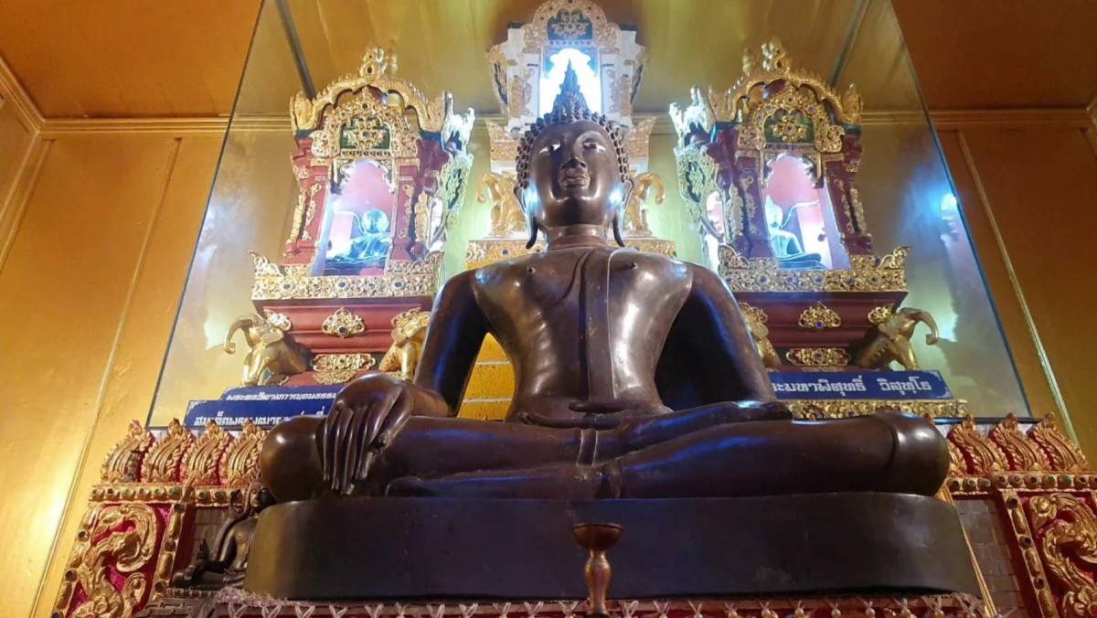 ไหว้พระขอพรพระสิงห์ อายุ กว่า500 ปี ลอดซุ้มใต้ฐานรับโชค