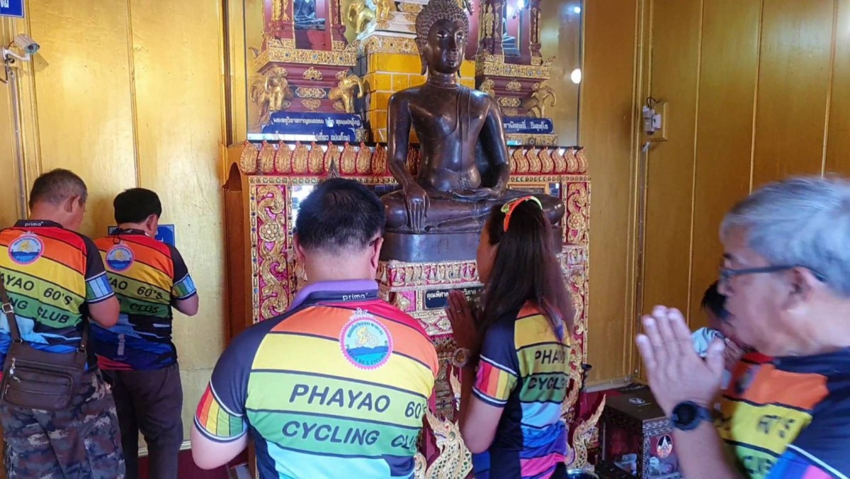 ไหว้พระขอพรพระสิงห์ อายุ กว่า500 ปี ลอดซุ้มใต้ฐานรับโชค