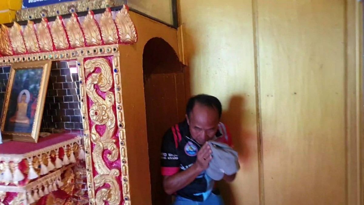 ไหว้พระขอพรพระสิงห์ อายุ กว่า500 ปี ลอดซุ้มใต้ฐานรับโชค