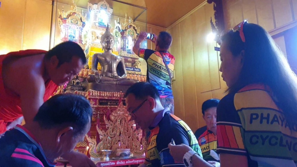 ไหว้พระขอพรพระสิงห์ อายุ กว่า500 ปี ลอดซุ้มใต้ฐานรับโชค