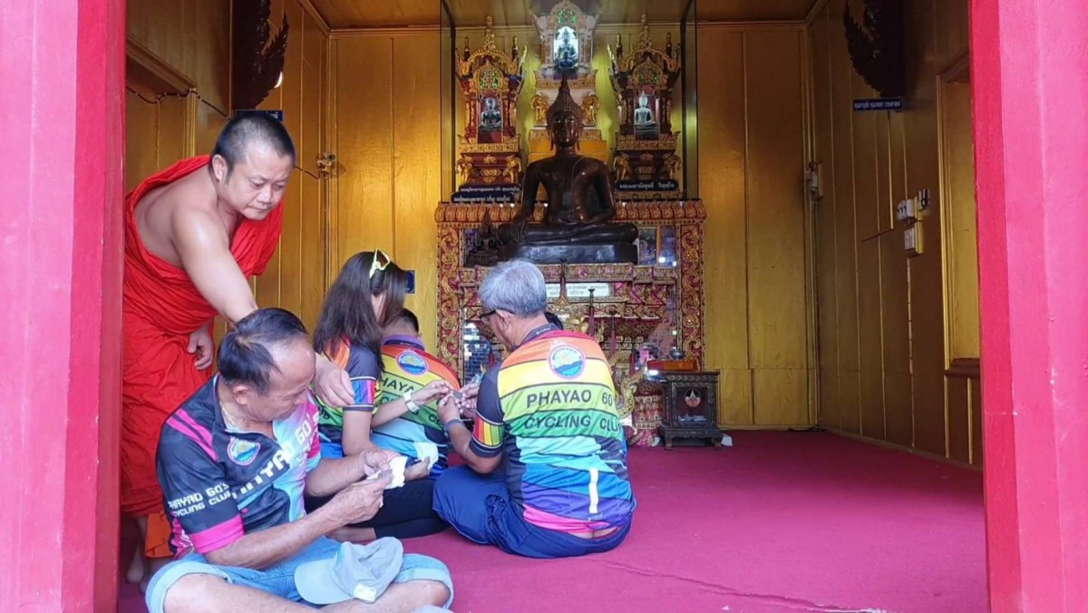 ไหว้พระขอพรพระสิงห์ อายุ กว่า500 ปี ลอดซุ้มใต้ฐานรับโชค