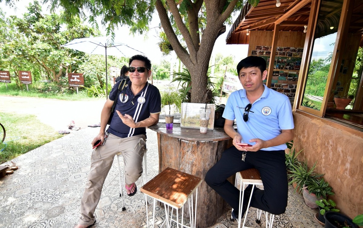 เที่ยวชมสะพานไม้กลางน้ำ ดื่มกาแฟชมวิว แถมได้ร่วมทำบุญ