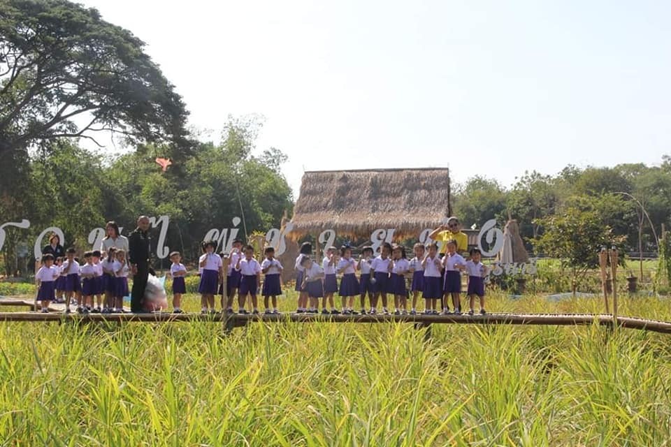 นั่งได้จริง ใบบัวยักษ์ แหล่งท่องเที่ยวแห่งใหม่ค่ายทหาร