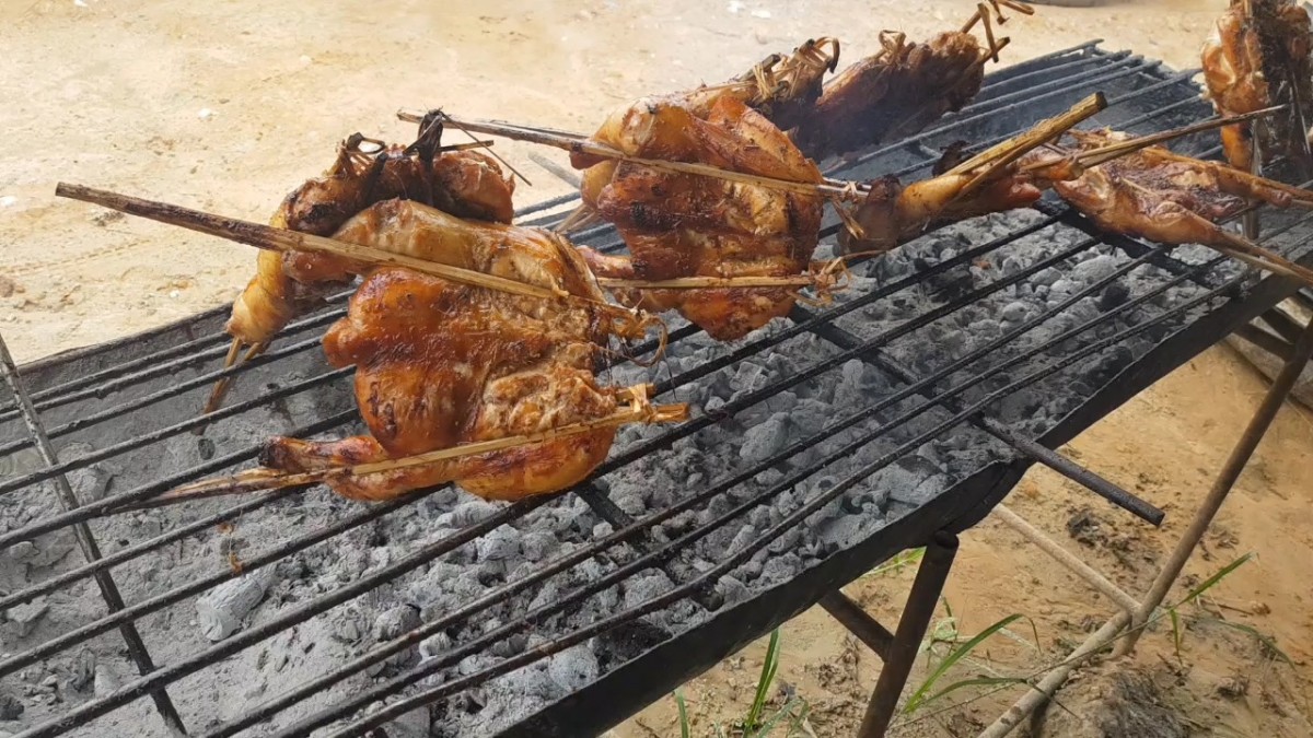 ไก่ย่างพี่โก้ริมทาง ตำนานแสนอร่อยกว่า 13 ปี