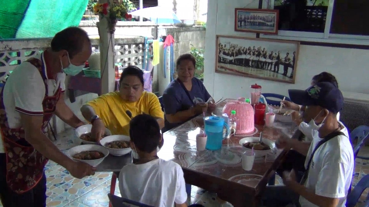 พาชิมก๋วยเตี๋ยวไก่ตุ๋นมะระ กินแล้วอารมณ์ดี