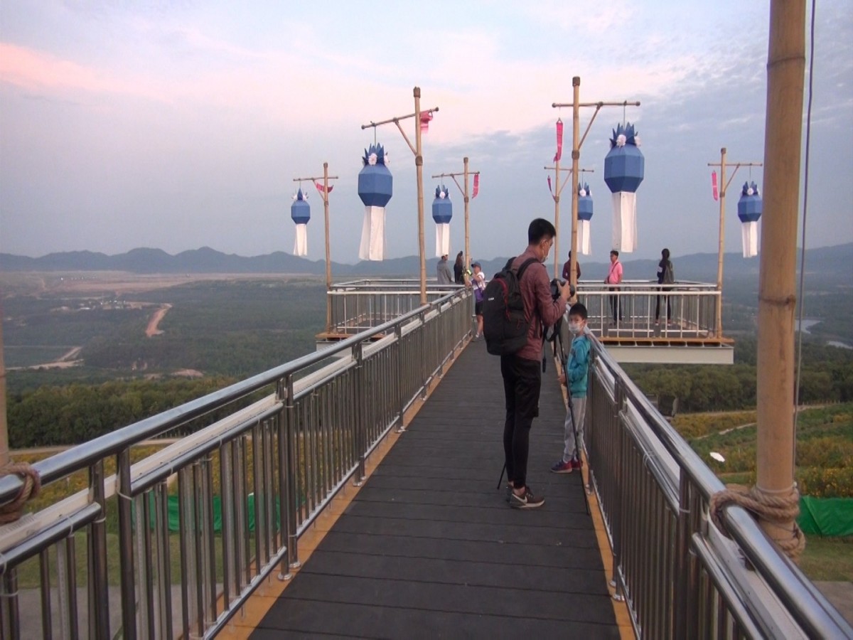 กางเต็นท์ชมทะเลหมอกยามเช้า ที่การไฟฟ้าแม่เมาะ