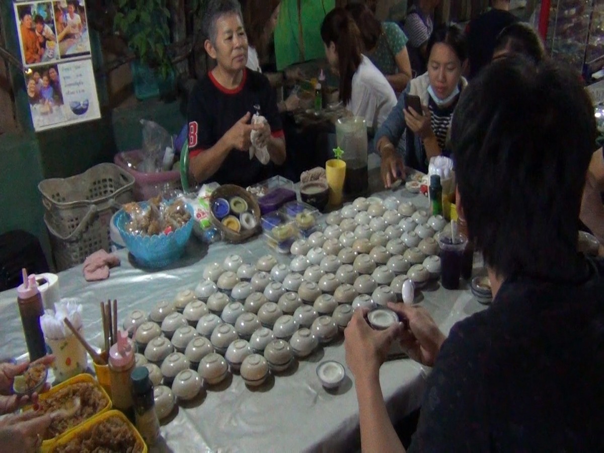 ขนมข้าวปั้นโบราณหนึ่งเดียวในลำปาง ขายดีกาดกองต้าถนนคนเดิน