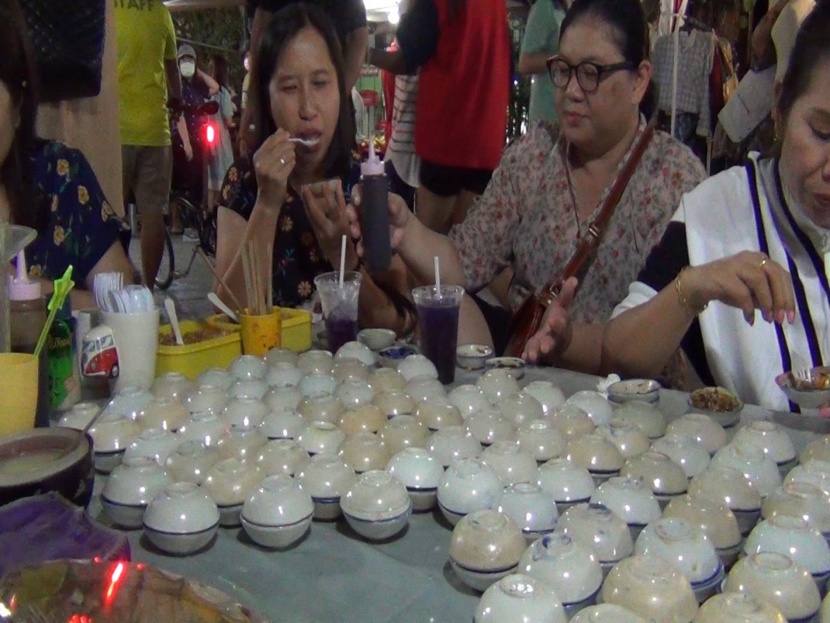 ขนมข้าวปั้นโบราณหนึ่งเดียวในลำปาง ขายดีกาดกองต้าถนนคนเดิน