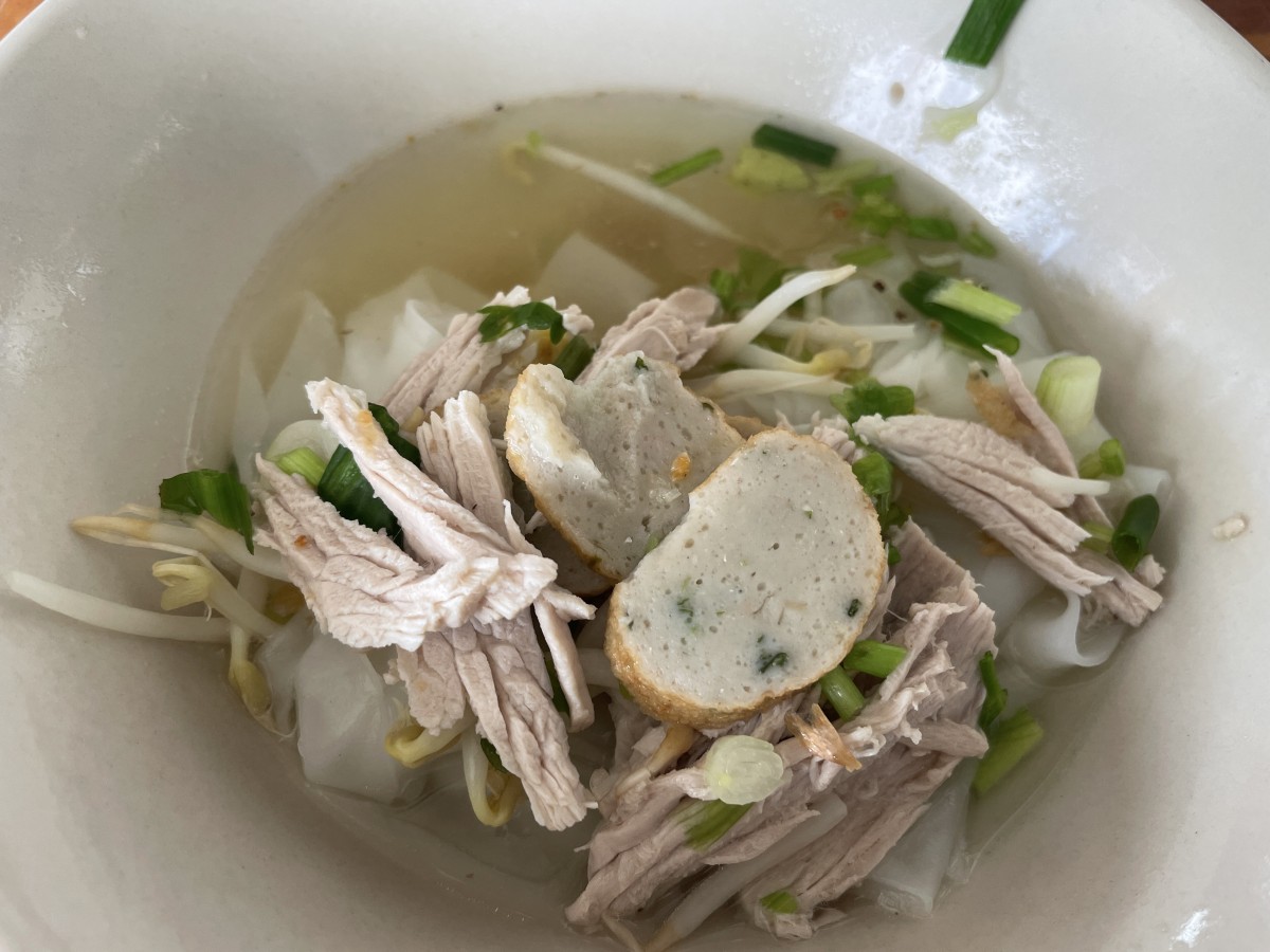 ขายก๋วยเตี๋ยวโบราณอร่อยนาน 53 ปี แม่ค้าอารมณ์ดีกินแล้วชื่นใจ