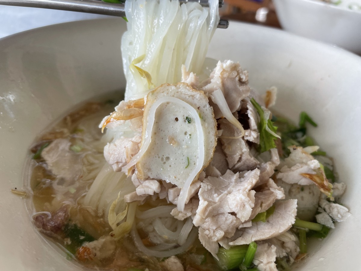 ขายก๋วยเตี๋ยวโบราณอร่อยนาน 53 ปี แม่ค้าอารมณ์ดีกินแล้วชื่นใจ