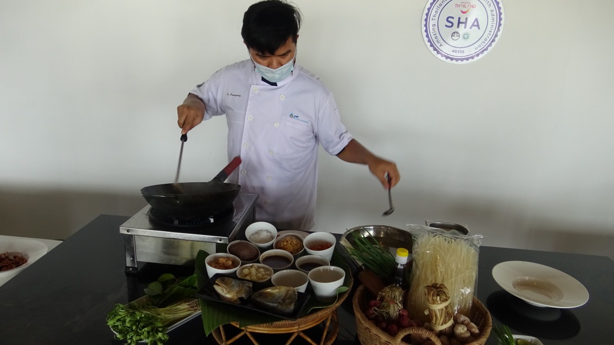 เมนูอร่อย เส้นแกลงผัดทะเล ปลากุเลาเค็ม