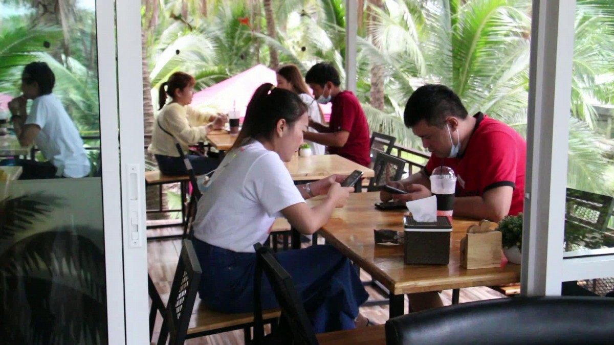 พาไปชิม กาแฟน้ำมะพร้าวอ่อน บรรยากาศท่ามกลางสวนมะพร้าว