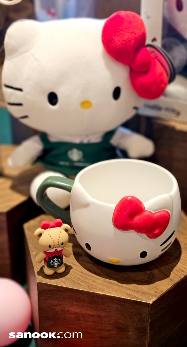 รีวิวเครื่องดื่มรสแอปเปิ้ลและคอลเลกชันสุดคิวท์จาก Hello Kitty | Starbucks