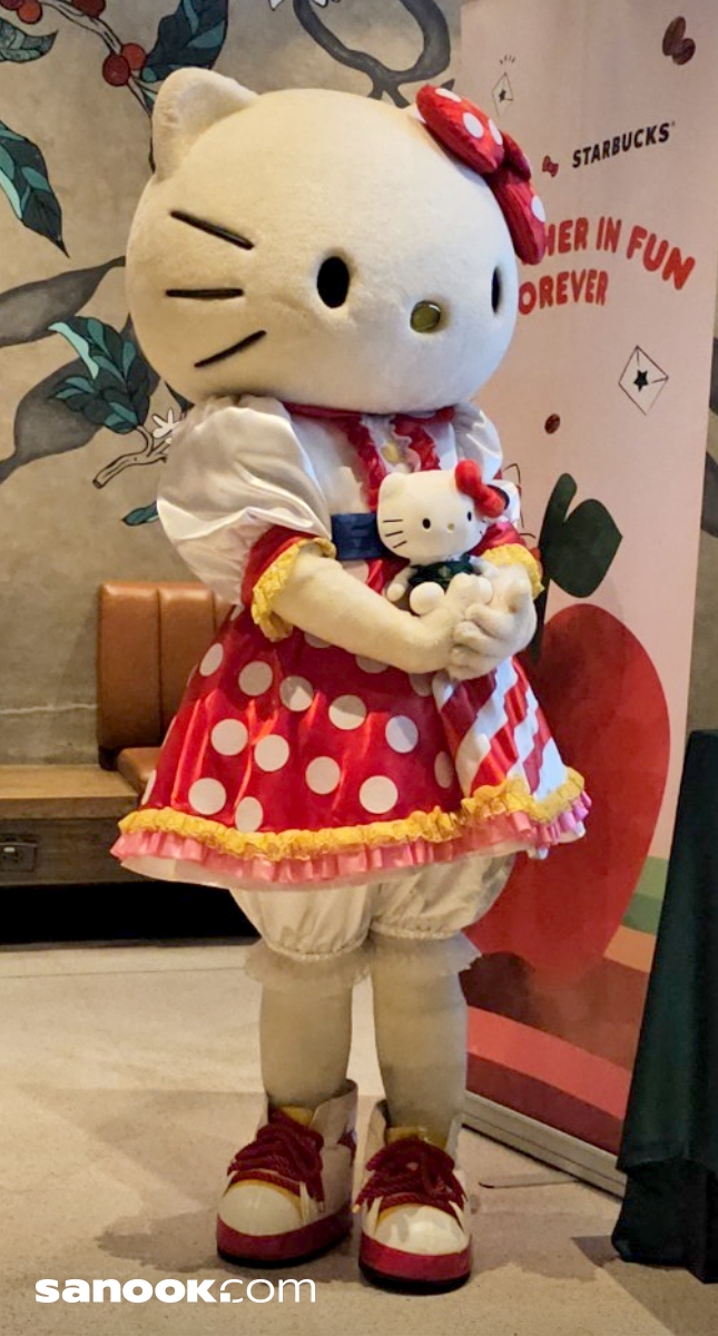 รีวิวเครื่องดื่มรสแอปเปิ้ลและคอลเลกชันสุดคิวท์จาก Hello Kitty | Starbucks