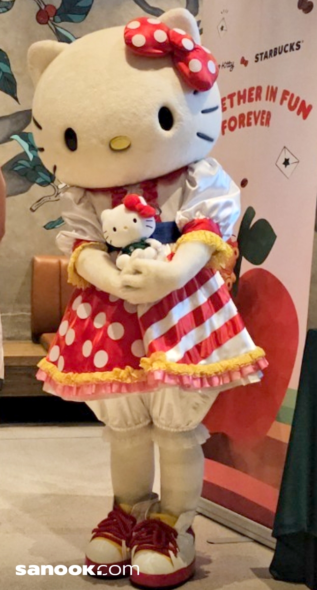 รีวิวเครื่องดื่มรสแอปเปิ้ลและคอลเลกชันสุดคิวท์จาก Hello Kitty | Starbucks