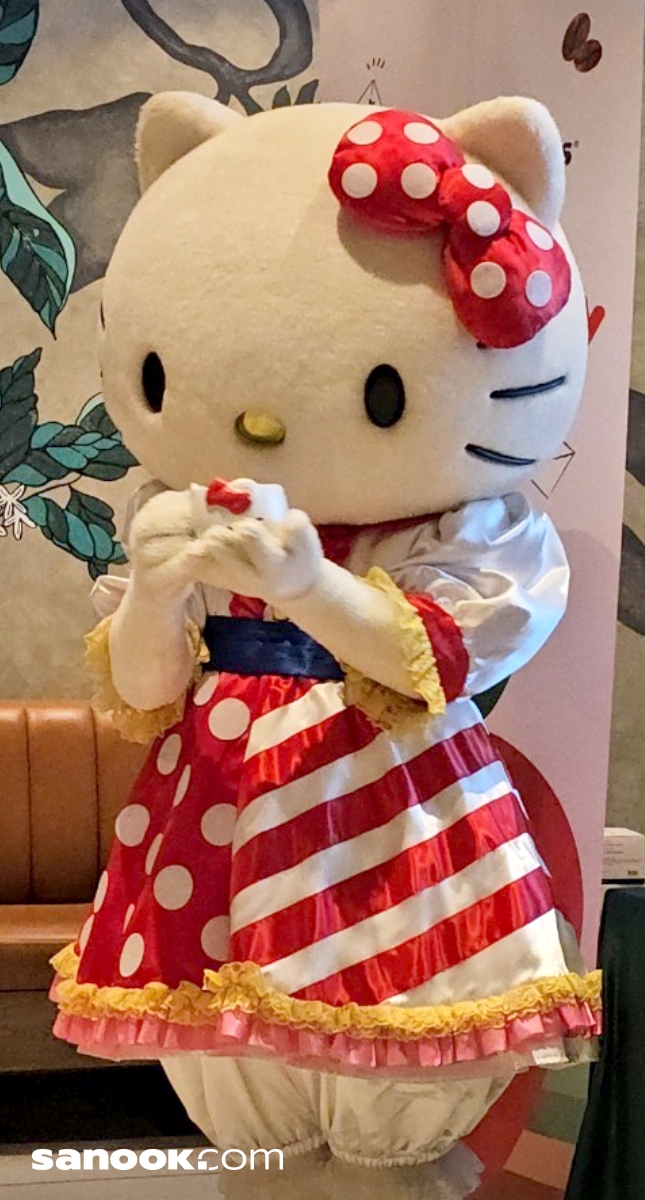 รีวิวเครื่องดื่มรสแอปเปิ้ลและคอลเลกชันสุดคิวท์จาก Hello Kitty | Starbucks