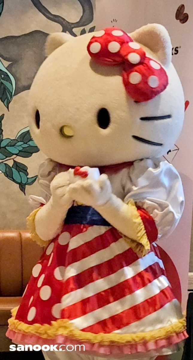 รีวิวเครื่องดื่มรสแอปเปิ้ลและคอลเลกชันสุดคิวท์จาก Hello Kitty | Starbucks