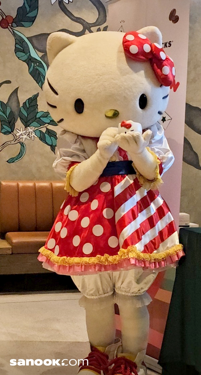 รีวิวเครื่องดื่มรสแอปเปิ้ลและคอลเลกชันสุดคิวท์จาก Hello Kitty | Starbucks