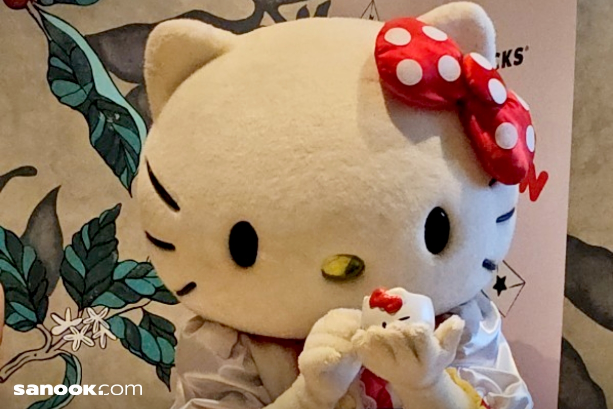 รีวิวเครื่องดื่มรสแอปเปิ้ลและคอลเลกชันสุดคิวท์จาก Hello Kitty | Starbucks