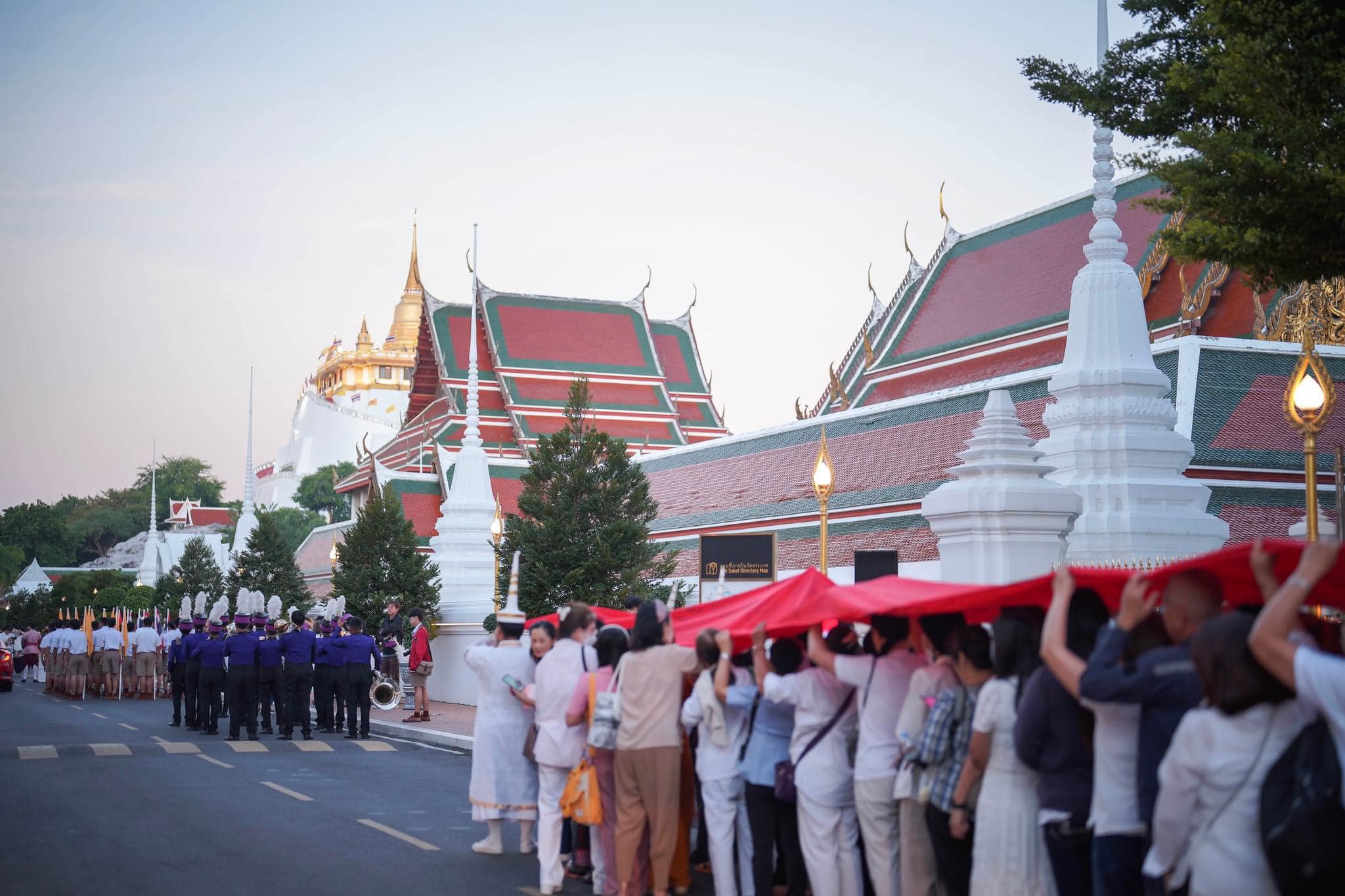 งานภูเขาทอง 2567 วันไหน พิธีห่มผ้าแดงสำคัญอย่างไร พร้อมแนะนำวิธีเดินทาง