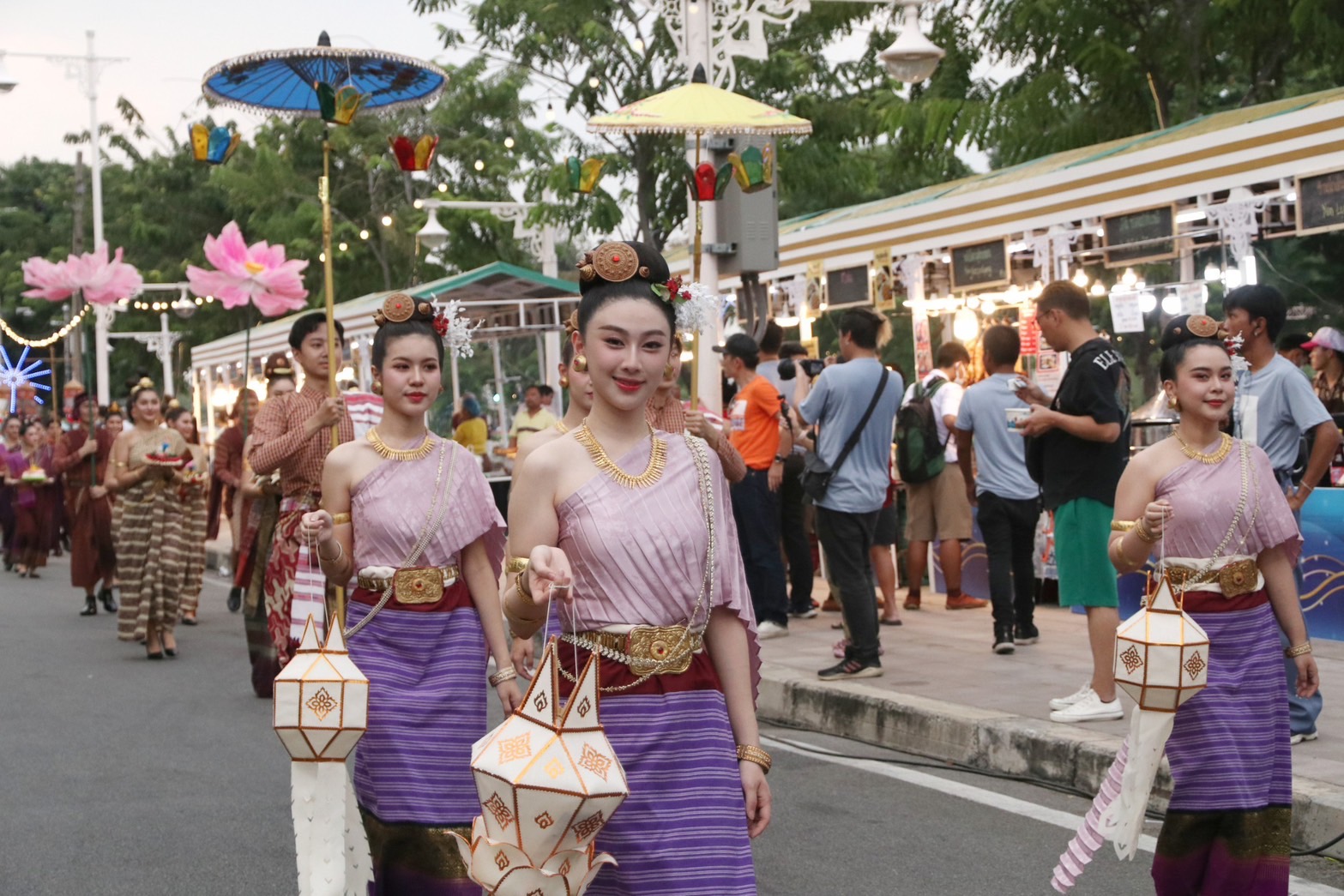 เปิดงานยิ่งใหญ่ เทศกาล “สีสันแห่งสายน้ำ มหกรรมลอยกระทง” คลองผดุงกรุงเกษม