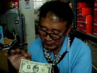 กลถอดแว่นในแบงค์ อ.สมศักดิ์