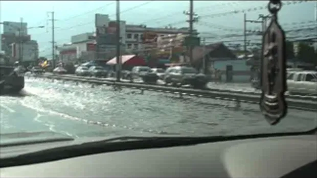 น้ำท่วมปทุม-ถนนคลอง2 ธัญบุรี รังสิต-20ตุลาคม2554-20111020141753.mp4