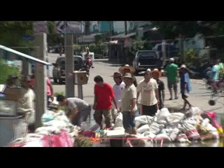 น้ำท่วมปทุมธานี ไดมอนวิวล์สู้น้ำ 26ตค54 เจโอ๋ รายงาน0111026101028
