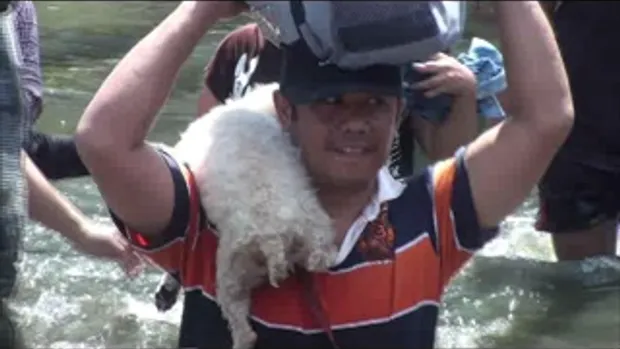 26ตค54-9-น้ำท่วมปทุมธานี ลำลูกกา ฟ้าครามผู้คนอพยพ เจโอ๋รายงาน 20111026